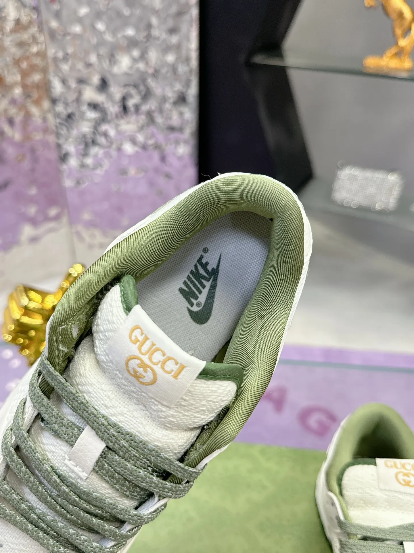 Men's shoes 💰580❤️❤️❤️ Gucci co-branded dunk Nike The latest official model 💓Gucci x Nike Dunk SB series 💓 Produced by Foshan Factory. The shoe body is made of off-white canvas as the main color, with an off-white leather frame overlay, making the shoe very versatile. The tongue is embroidered with yellow Gucci words, and the Swooshb on both sides of the shoe body The logo is embellished with sky blue, and the tongue is made of mesh material, which enhances breathability and is very versatile overall. The word Gucci on the lower side of the heel is decorated in 3D, the mini Nike Swoosh Logo on the side of the toe is embellished with sky blue embroidery, and the yellow Gucci brand name is printed on the heel to highlight the joint identity. Finally, an aged oxidized midsole and a blue outsole complete the overall design. Size: 35-45 Full set of Gucci packaging